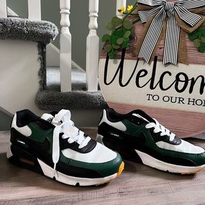 Boys Nike Air Max sneakers. Excellent condition